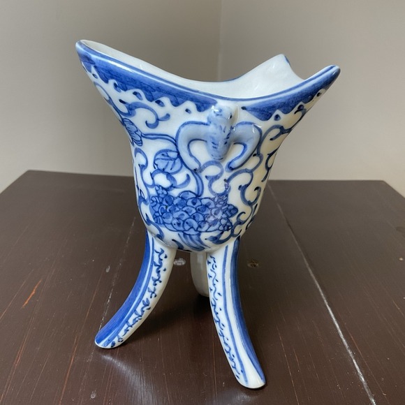 VTG CHINESE Blue/ White Floral PORCELAIN RITUAL TRIPOD WINE WARMING JUE CUP EWER - Picture 1 of 5